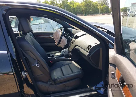 2010 Mercedes-Benz C 300 Luxury 4Matic/Sport 4Matic z USA, uszkodzony, nr VIN WDDGF8BB3AF476256